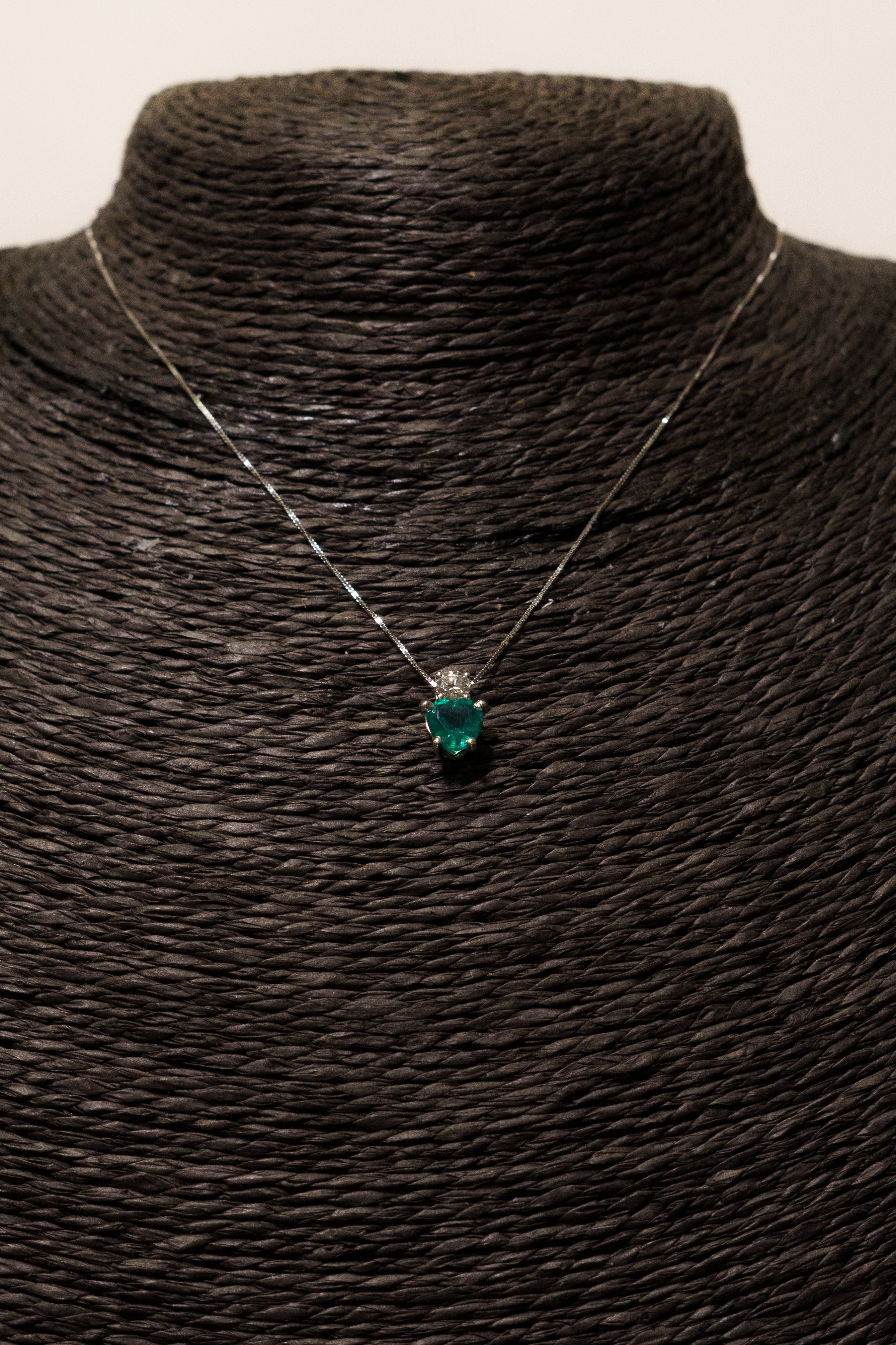 Ciondolo cuore in oro 750% con diamante taglio brillante e smeraldo