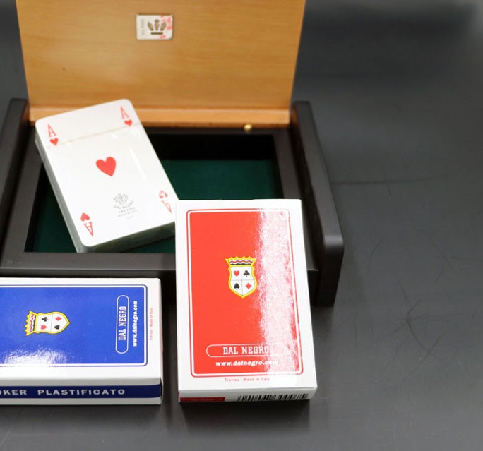 Scatola da gioco in legno con carte francesi dal Negro