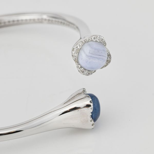 Boccadamo - Bracciale argento rigido contrarié con fiori agata blu, cianite e zirconi